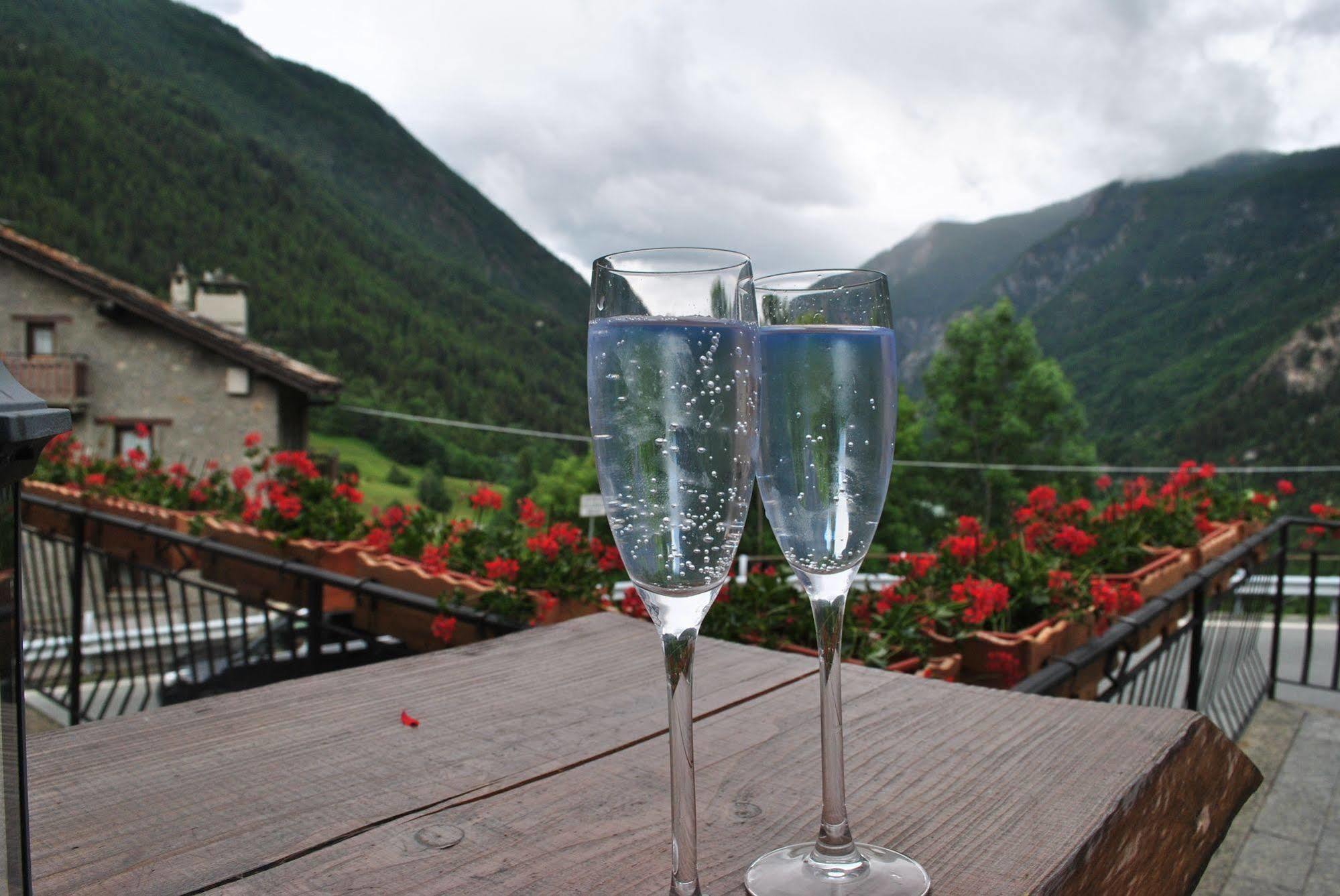Hotell Millefiori- Alpine Event Lodge Valtournenche Bagian luar foto