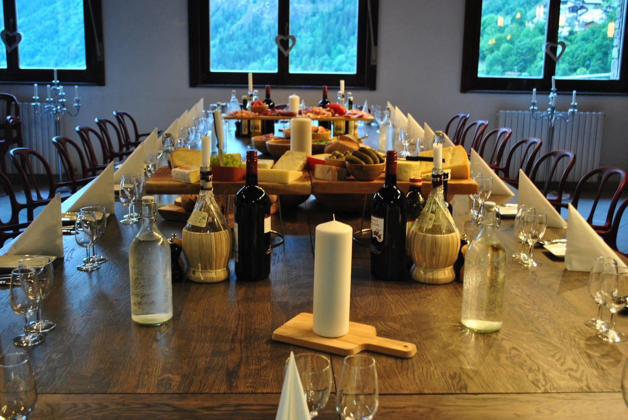 Hotell Millefiori- Alpine Event Lodge Valtournenche Bagian luar foto